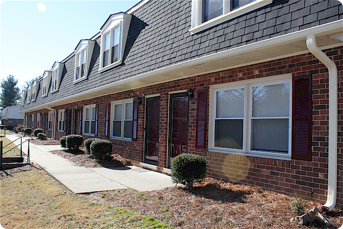 Lynrock Apartments & Townhouses - 2 Bedroom Apartments in Eden at 611-G